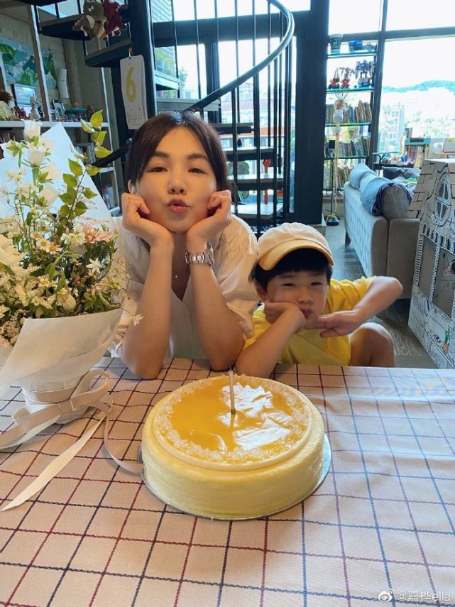 陈嘉桦晒全家福庆40岁生日，与老公儿子摆同款表情，画面超温馨