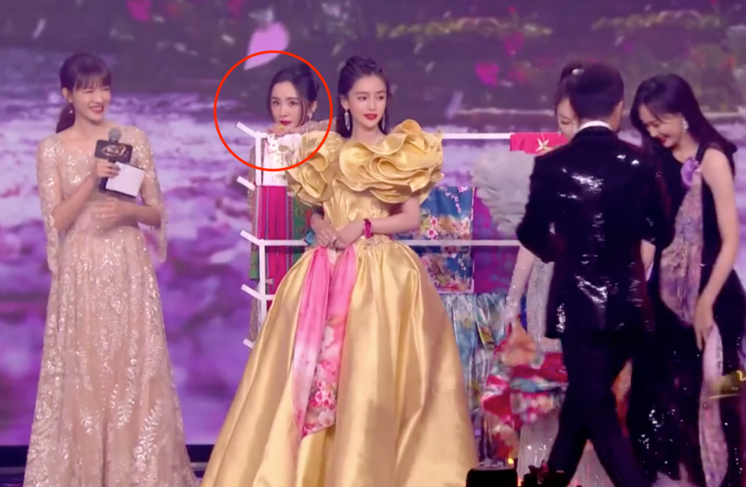 微博之夜尴尬瞬间：杨幂不满安排直接垮脸，丁