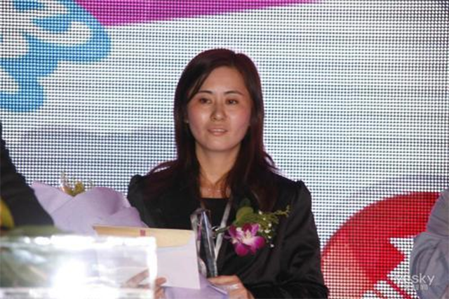 妻子亲眼目睹丈夫跳楼自尽,接任公司后,花10年将60亿遗产变260亿