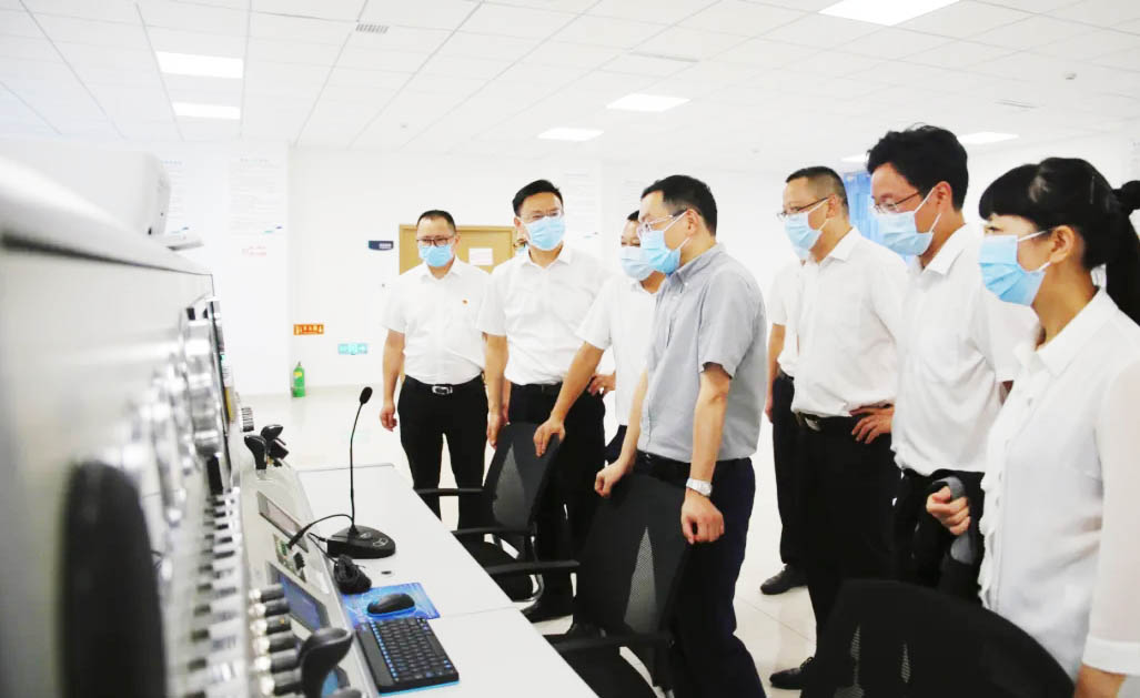 四川省卫健委主任何延政一行莅临营山县人民医院视察指导工作