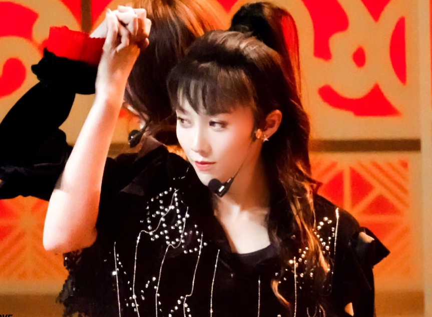 Lisa合作小組造型曝光，虞書欣紅衣太惹眼，不是C位卻勝似C位