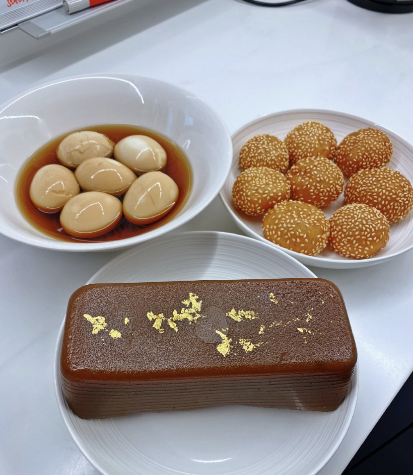 胡杏儿参加中秋晚会数月未回家，3个儿子看直播支持妈妈画面温馨