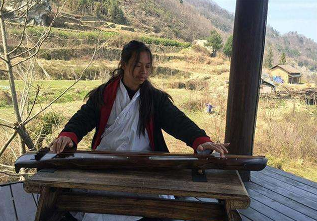 男子隐居海拔千米深山8年，跟女弟子结婚生娃，