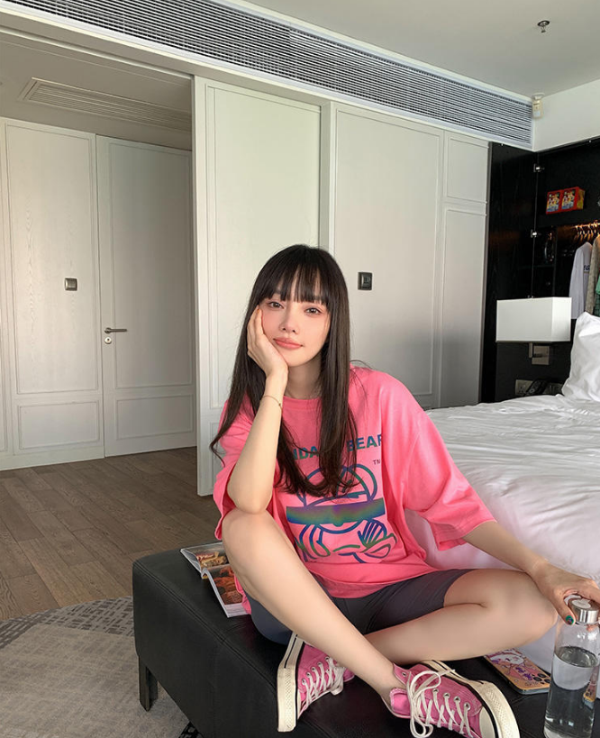 李小璐网红路线越走越顺，穿标配骑行裤，配大一号T恤玩下装消失