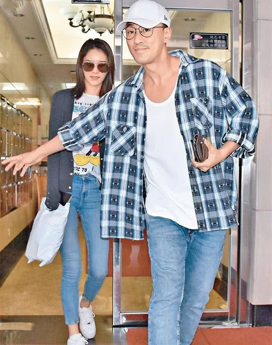 林峯官宣当爹，与张馨月共晒孕肚cos写真，恩爱又诙谐