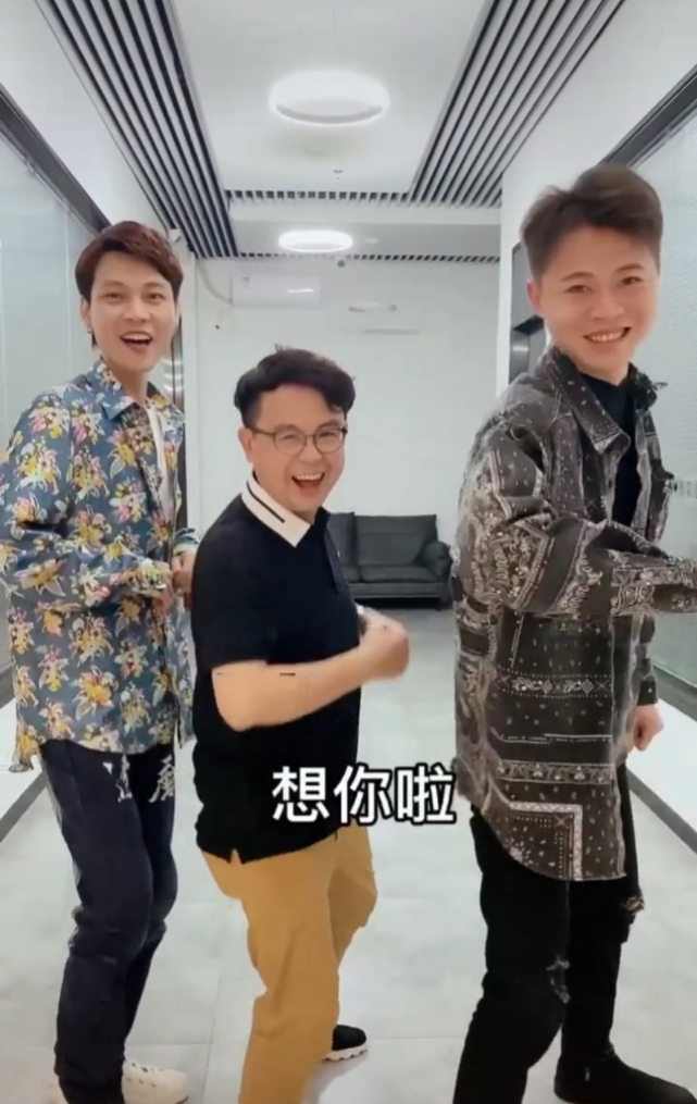 56岁黄一山和小一辈歌手称兄道弟，周星驰御用配角也要当网红？