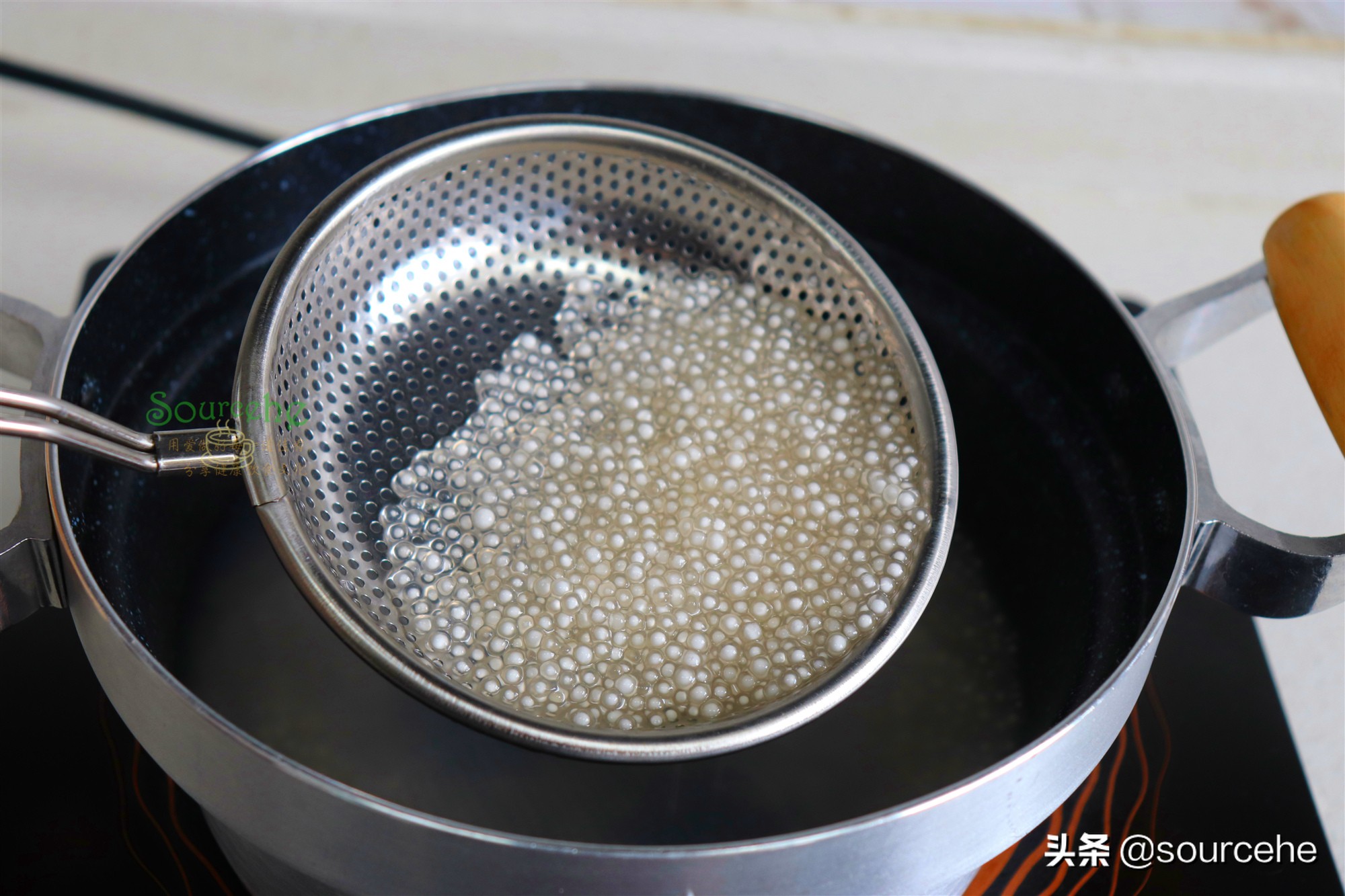 西米露只需5分鐘，晶瑩剔透，搭配芒果椰漿，香甜冰爽，很好吃