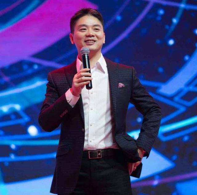 刘强东年轻时的照片，看后让人心酸，网友坦言：这才是白手起家