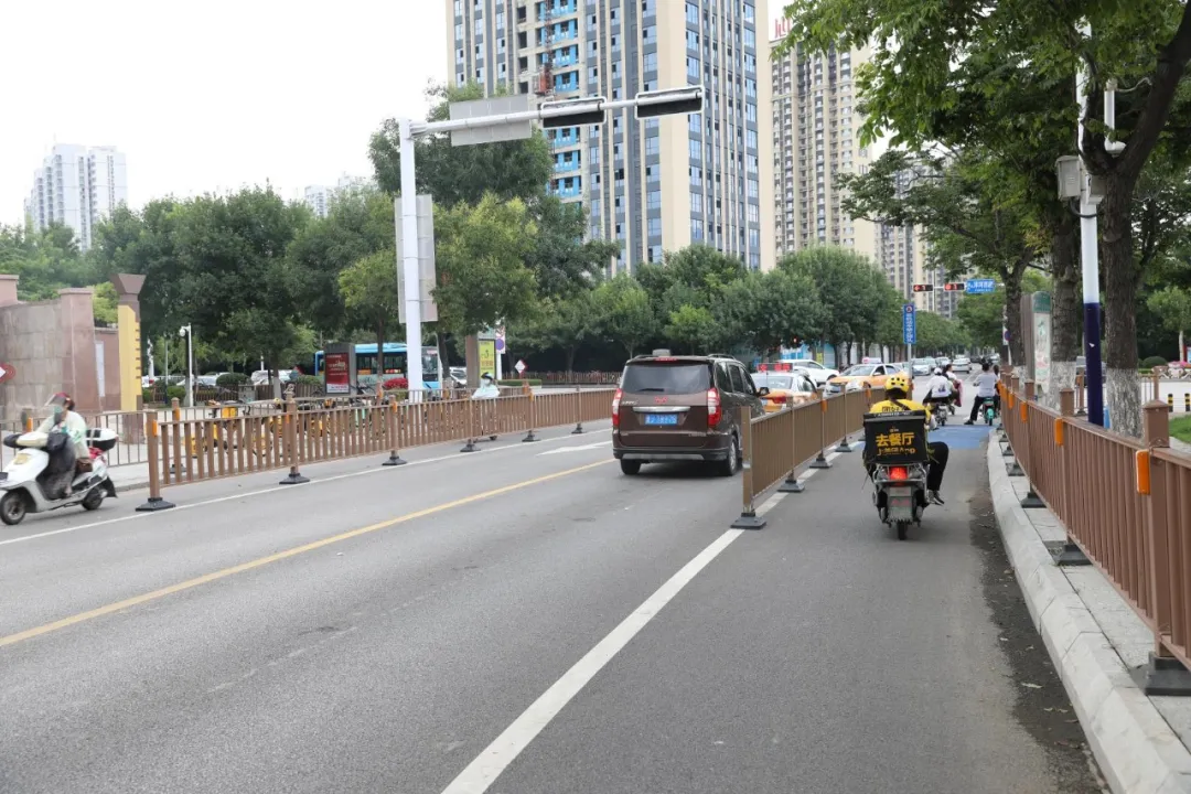 这些道路将要安装交通隔离栏了！旅游经济开发区积极营造整洁有序市容环境