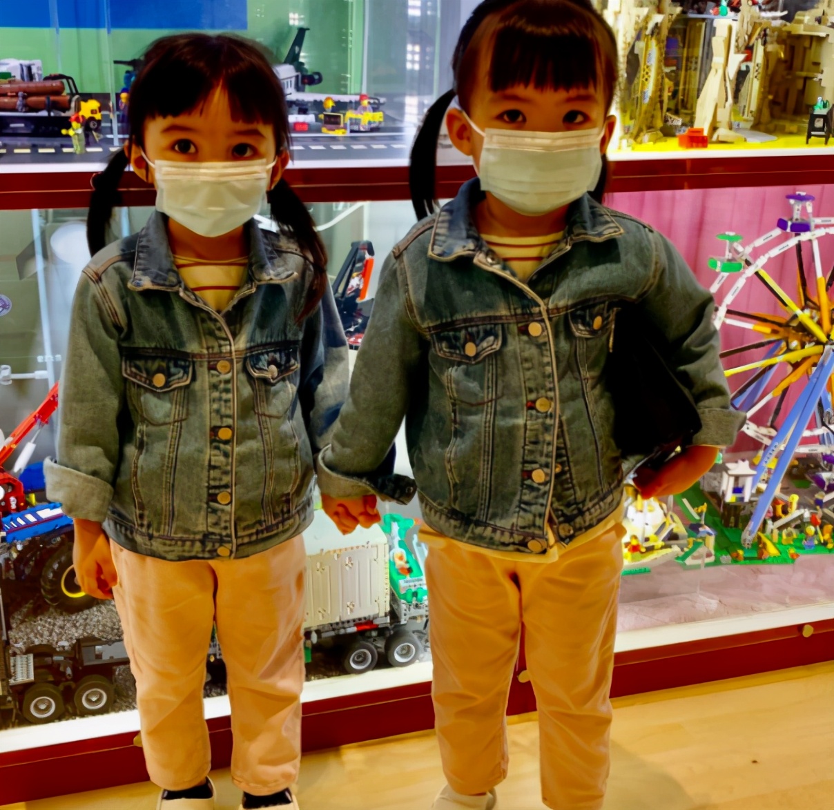 熊黛林小女兒責任感強，逛街幫郭可頌拿包，走路還主動牽姐姐手