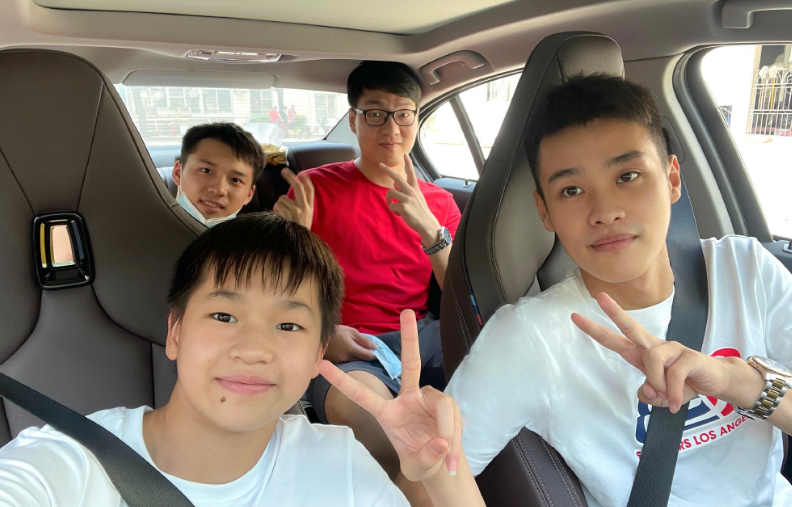 全红婵又被师哥带着玩一天！回母校观战，当颁奖嘉宾，莫名害羞