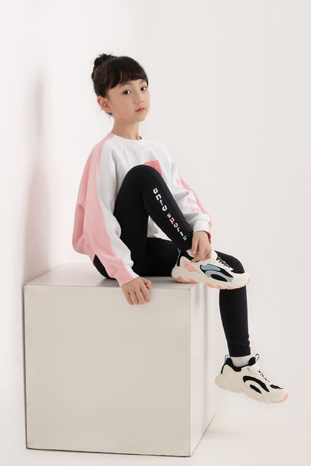 小山竹近照變化大，長高變瘦美到認不出了，打扮清新俏皮宛如仙女