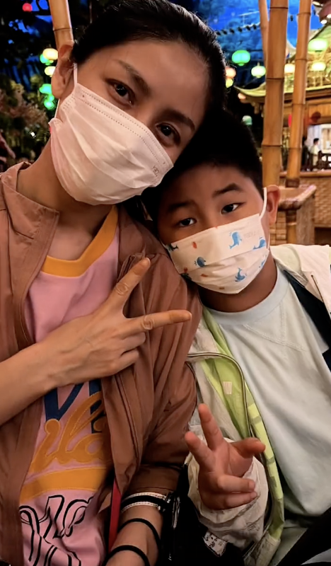 沙溢全家打卡环球影城，胡可无美颜自信怼脸拍，安吉小鱼儿齐长胖