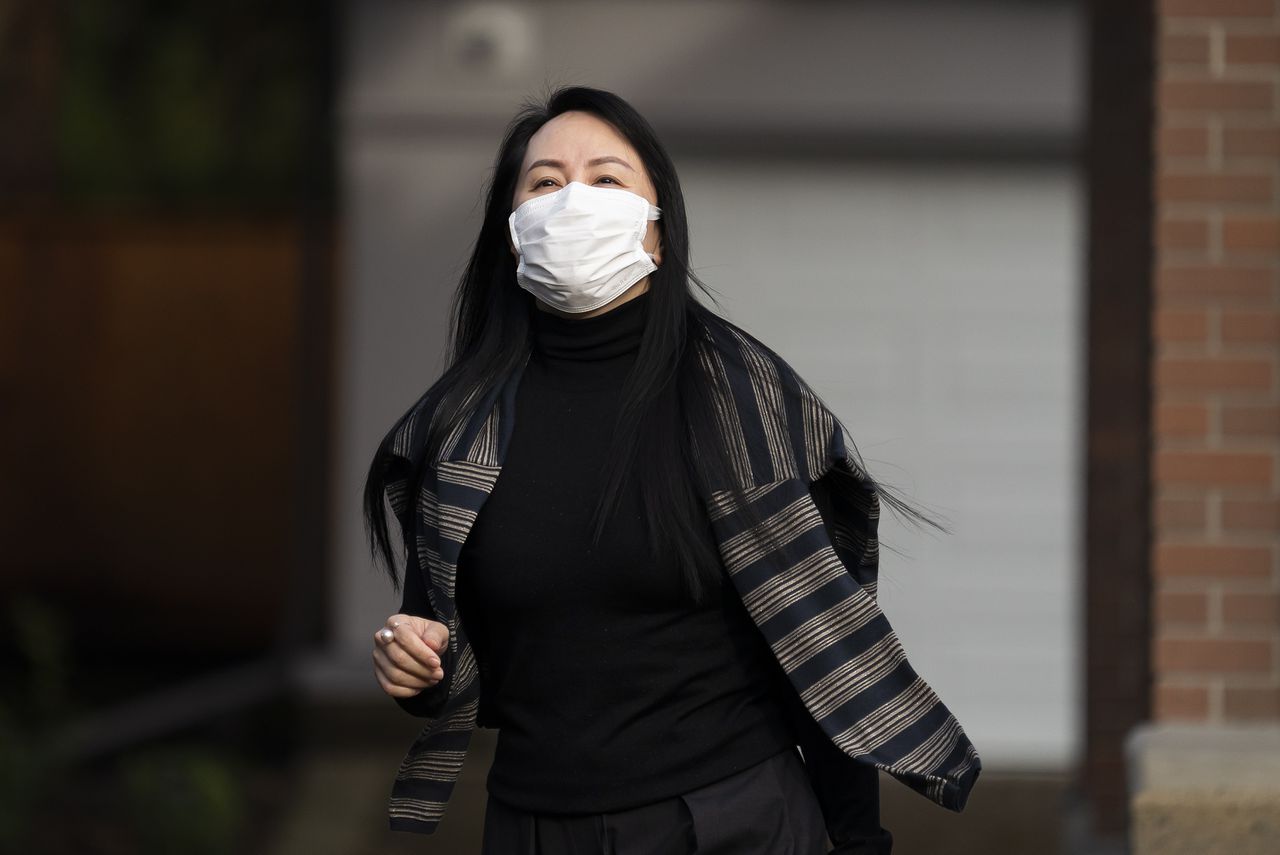 孟晚舟春节后首亮相意气风发！穿灰色阔腿裤霸总范，仰天一笑好美