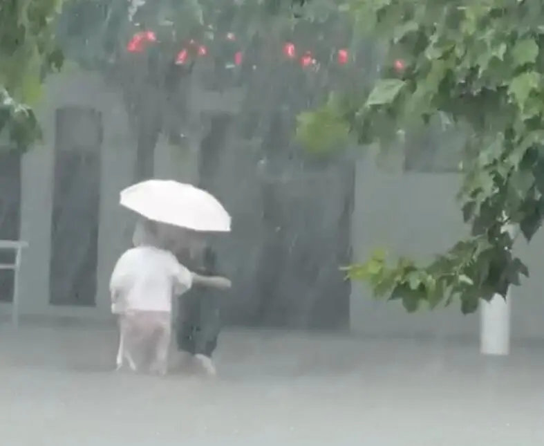 小李补胎9天义务帮助郑州洪灾中4700余辆车摆脱困境