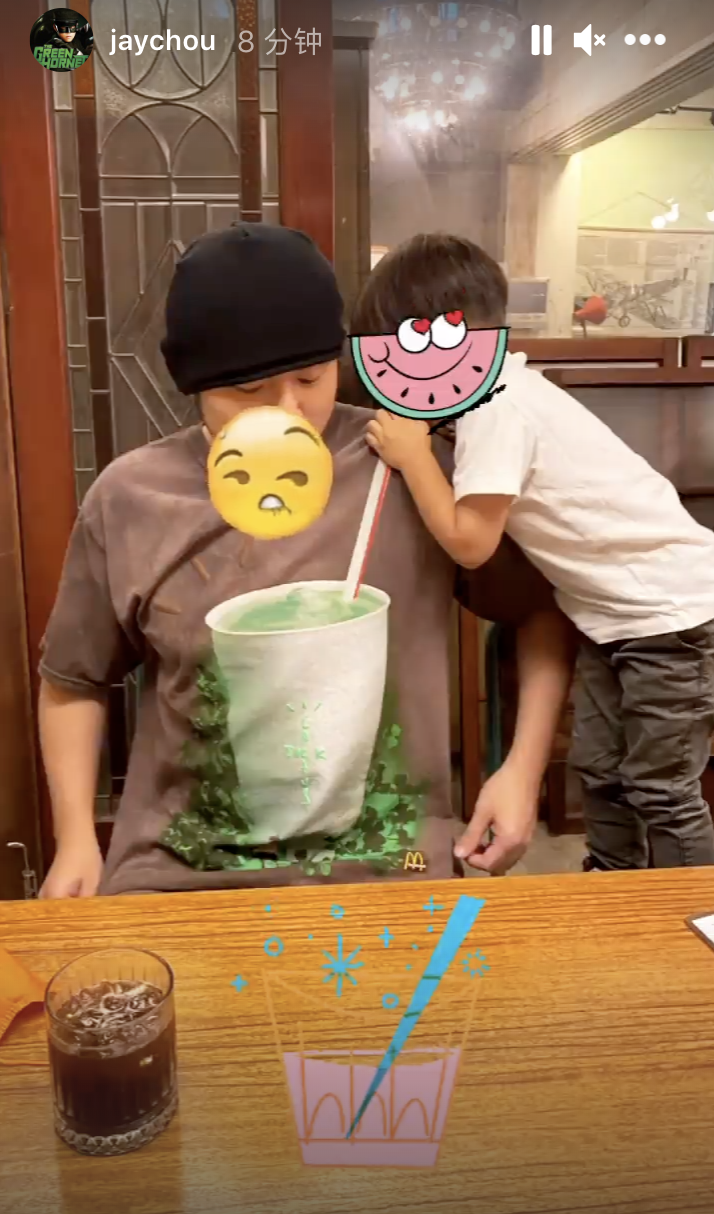 周杰倫衣服上奶茶圖案太逼真，兒子假裝用吸管品茶，畫面詼諧有趣