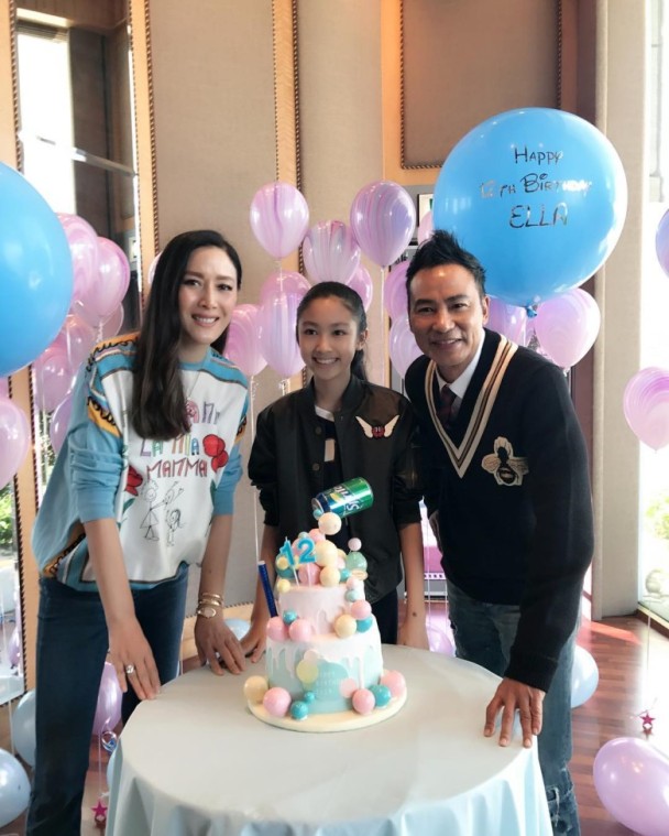 任达华16岁女儿褪去稚气，画大红唇晒女人味，慢慢从清纯变美艳