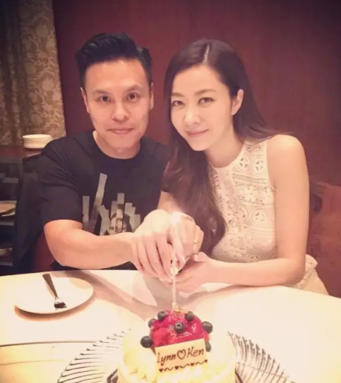 熊黛林全家福罕曝光，40岁素颜嫩成少女，双胞胎女儿容貌却差距大