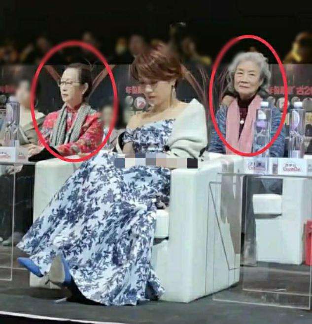 马伊琍台下跷二郎腿玩手机，比老戏骨座位还靠