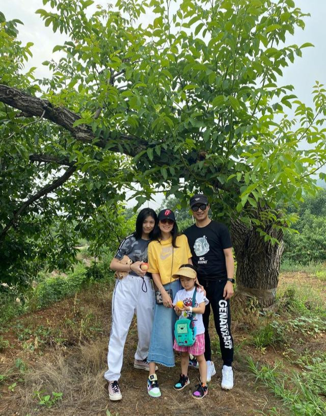 章子怡一家五口出游！全程抱儿子不舍撒手，继女照看醒醒似小保姆