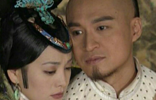 他自称清朝正统，高调保留皇族生活习惯，为保