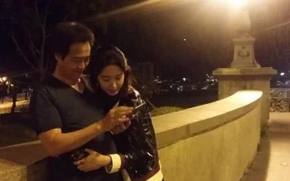 陈金飞携杨采钰外出聚餐，两人前后脚离开，宛