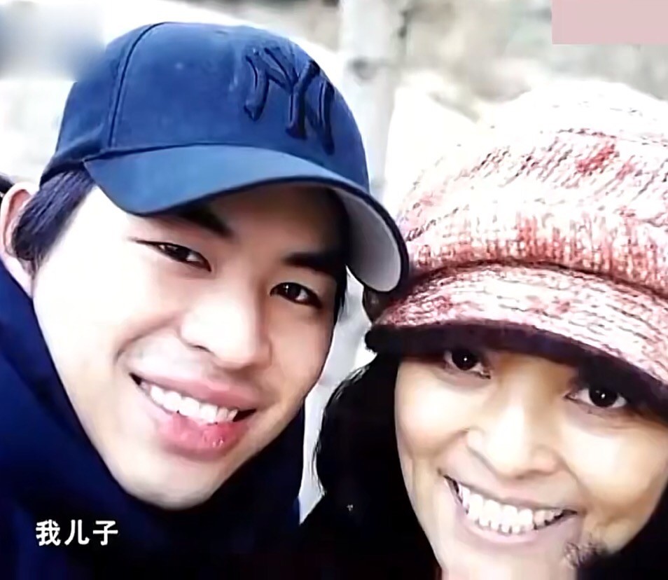 李勤勤脸盆戴头上挡雨，面色蜡黄穿着朴素，57岁仍单身独自住豪宅