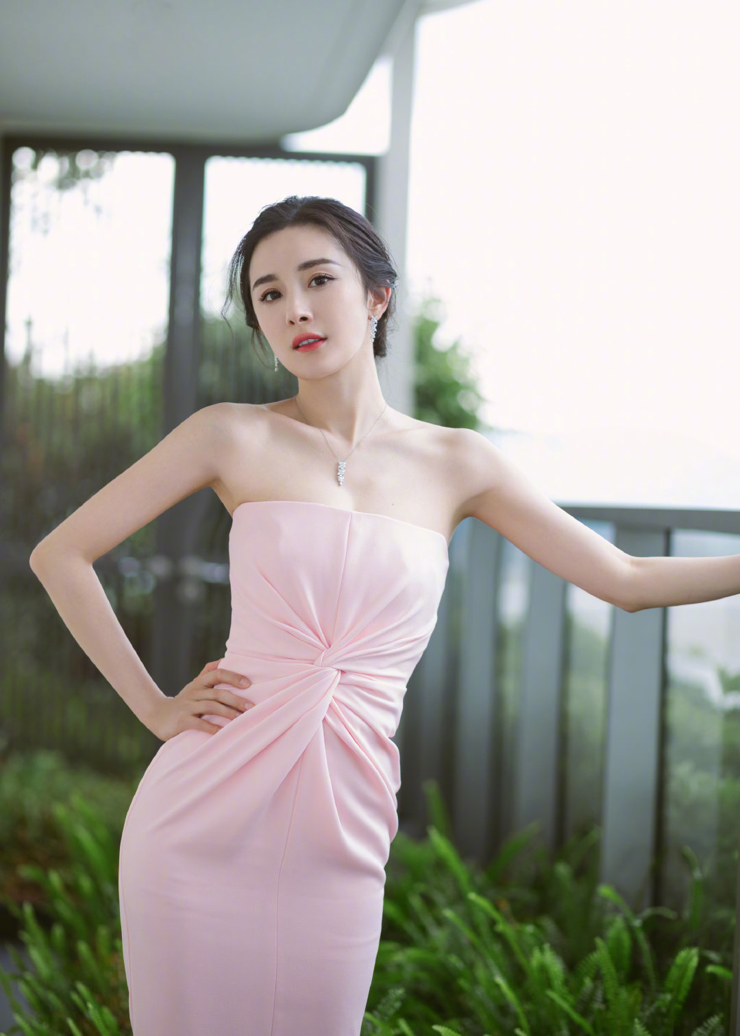 女星到底有多瘦？吴谨言撑不起衣服，杨幂反手