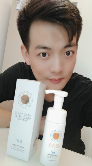 悦蕾玫瑰莹润净颜慕斯：清洁去油，油性肌肤必备洗面奶