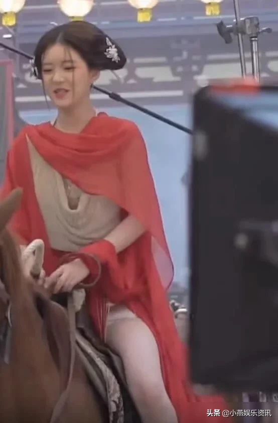 赵露思拍戏，不小心惊到马，谁注意她的反应？