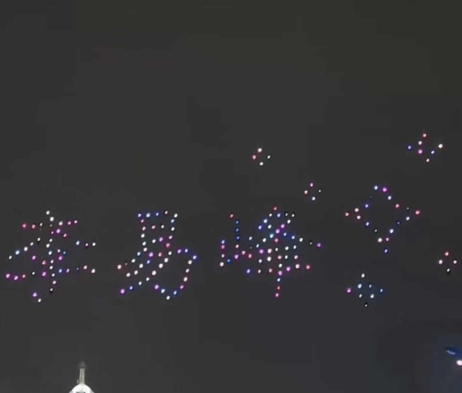 太有排面了！李易峰出道十三周年大風(fēng)寰宇百架無(wú)人機(jī)表演應(yīng)援