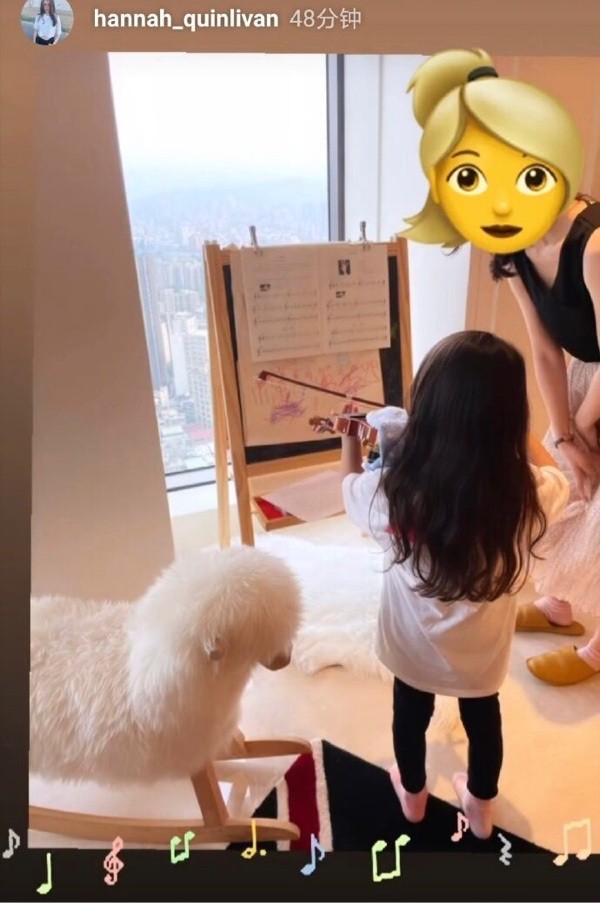 周杰倫女兒學習小提琴，長捲髮淑女樣超可愛，房間佈置豪華溫馨