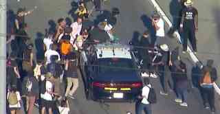 美国警察暴力执法：跪压黑人男子8分钟致死，脚