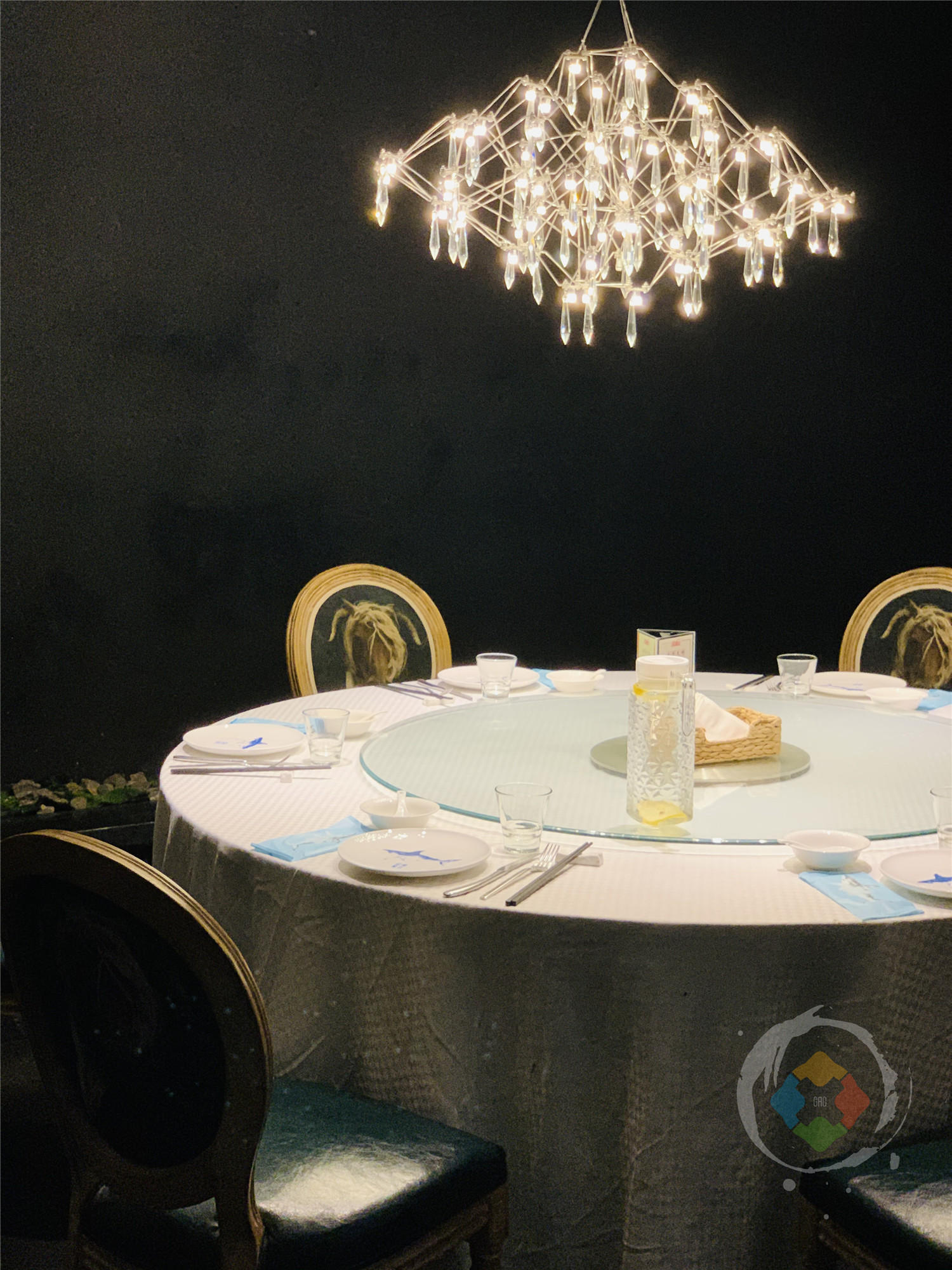 重庆江边最浪漫的餐厅，仿佛置身海底世界，超大型鲨鱼近在眼前