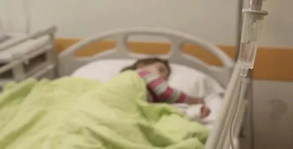 4岁女孩背痛 确诊新冠后竟瘫痪 父亲刚染疫死