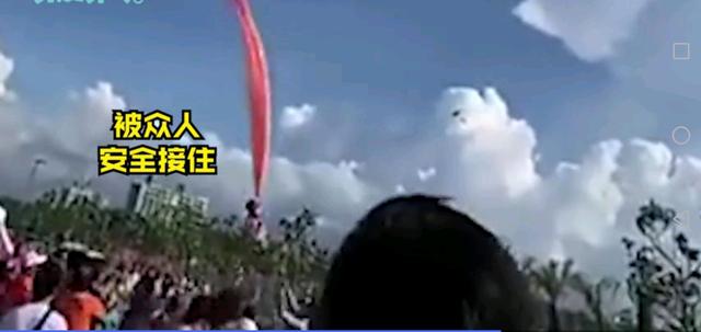 缠卷|女童被风筝缠卷飞至半空 围观者惊声尖叫跳起救人