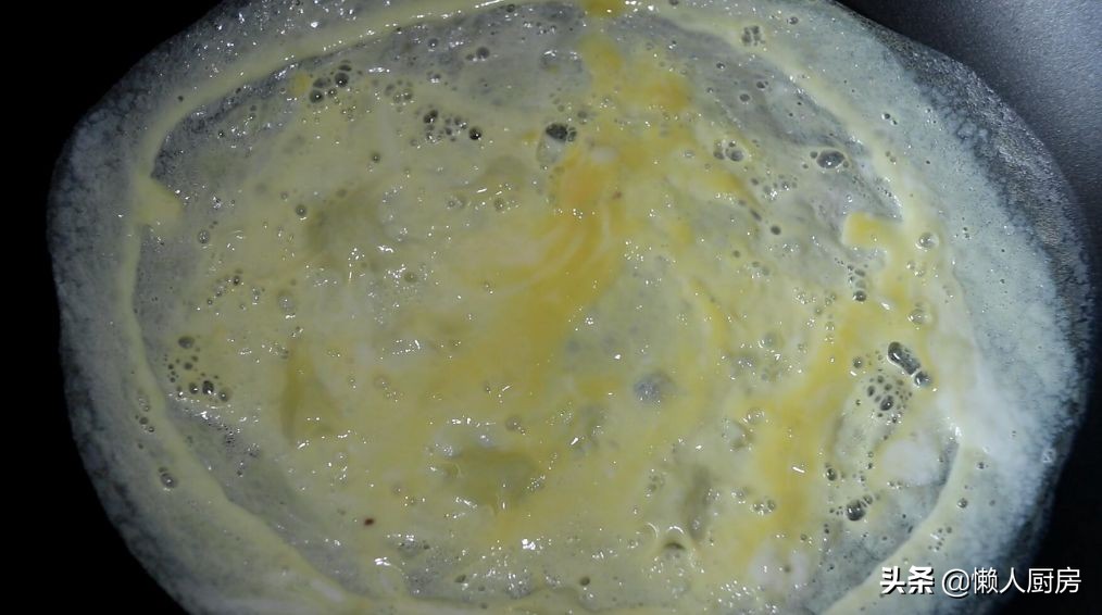 不需要揉面，不加面粉，这样做的韭菜鸡蛋卷，吃着特香