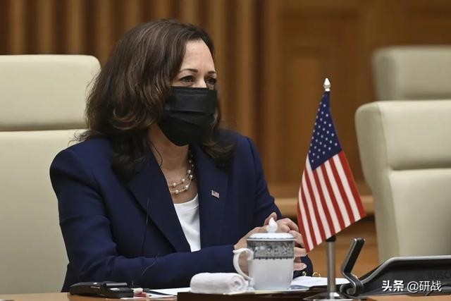 又自取其辱了！美副总统访越南，泼妇式辱骂中国，立遭东道主打脸