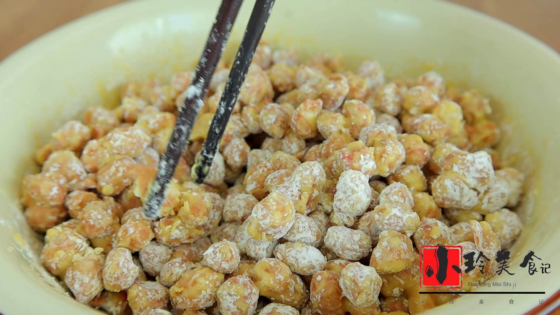 花生不油炸了，打入2個雞蛋，筷子一攪，咬一口嘎嘣脆，好吃上癮