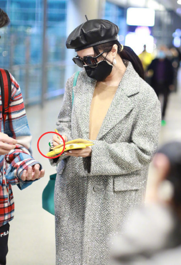 范冰冰机场又炫富？脖子挂一根万元围巾，手上