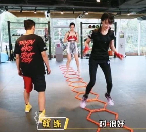 郑爽做运动太累直接蹲下去，却忘记穿的是紧身