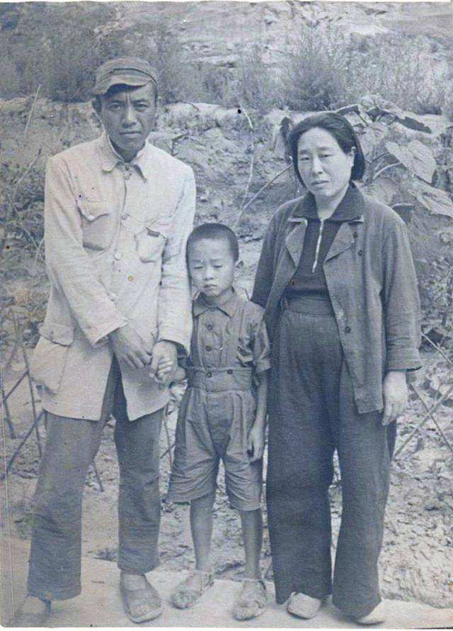 上将乌兰夫：单刀赴会救内蒙，一人瓦解一个“