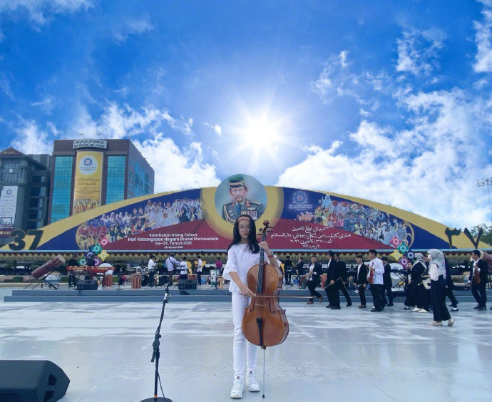 吳尊曬照女兒在汶萊國王面前演奏大提琴，年僅10歲身材好有氣質