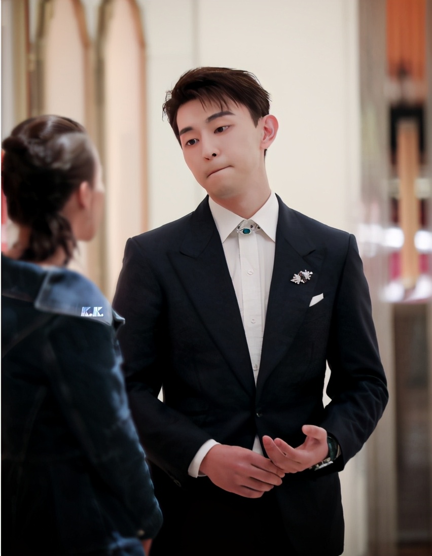 Photograph of activity of Deng Lunshu Qi came, shu Qi is dignified and elegant, has not Deng Lun drunk to begin above? 