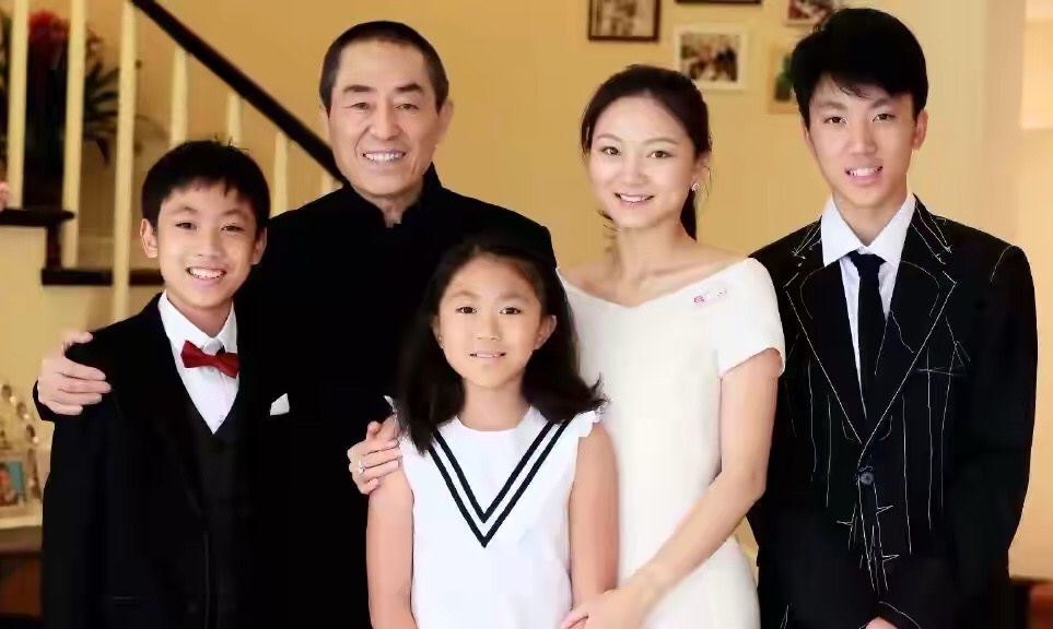 张艺谋妻子陈婷晒全家福，一家五口幸福洋溢，三个子女都是高颜值