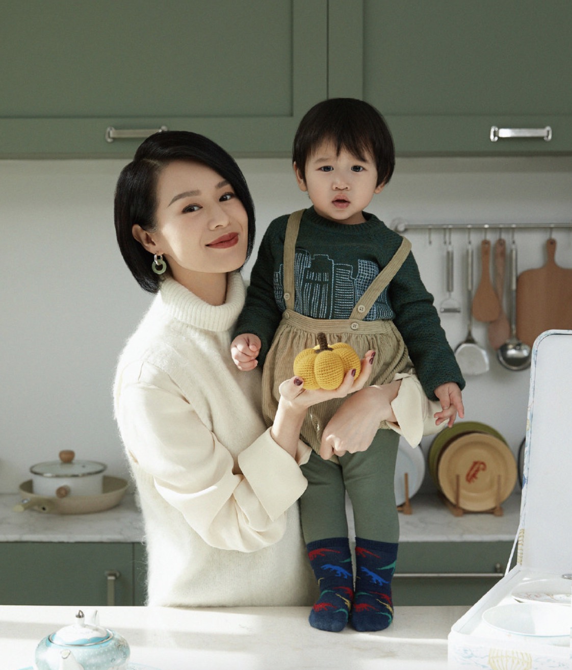 胡杏兒老公曬全家福，分開4個多月後團聚，一家人穿親子裝超溫馨