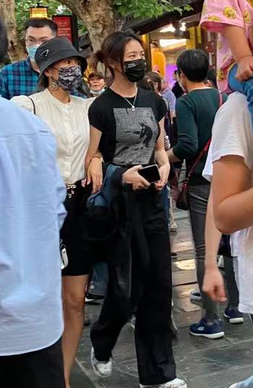 章子怡二胎兒子長大了！ 17個月爬沙發顯乖巧，卻因穿紙尿褲惹爭議