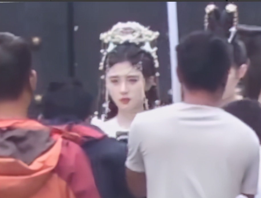大热小花路透：鞠婧祎造型出彩但粉底厚，赵露思红绿搭配好霸气