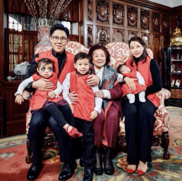 霍启刚抱女儿坐地铁感受生活，三岁霍中妍越长越美太像奶奶朱玲玲