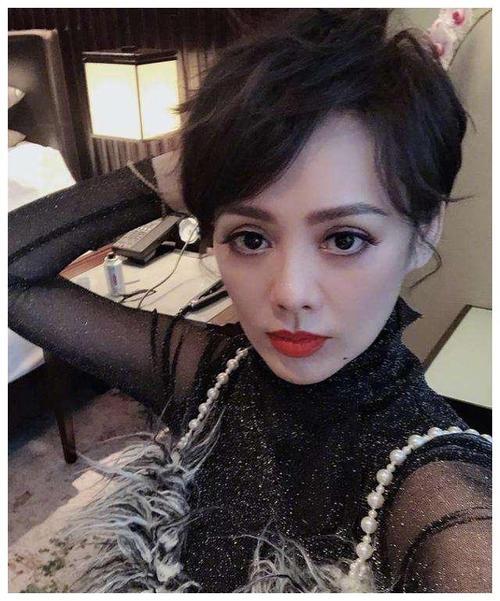 宁静自曝年轻时长得像洋娃娃，看到照片后：可